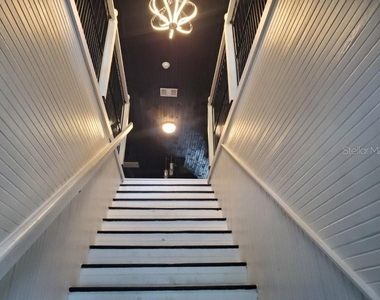 209 W Olympia Avenue - Photo Thumbnail 6