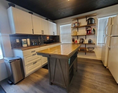 209 W Olympia Avenue - Photo Thumbnail 10