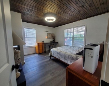 209 W Olympia Avenue - Photo Thumbnail 16