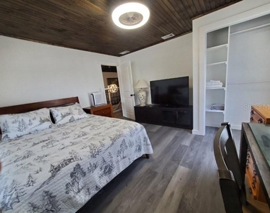 209 W Olympia Avenue - Photo Thumbnail 17