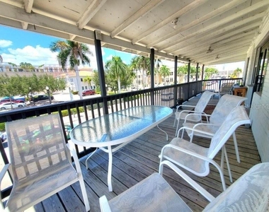 209 W Olympia Avenue - Photo Thumbnail 3