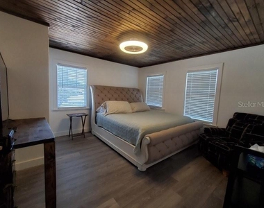 209 W Olympia Avenue - Photo Thumbnail 13