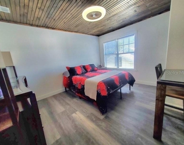 209 W Olympia Avenue - Photo Thumbnail 20