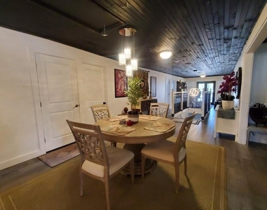 209 W Olympia Avenue - Photo Thumbnail 9