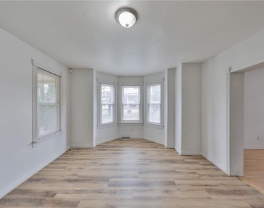 303 W Lincoln Street - Photo Thumbnail 9
