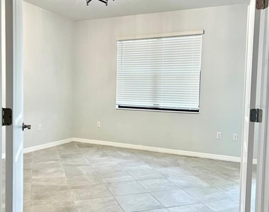 2104 Bonito Way - Photo Thumbnail 10