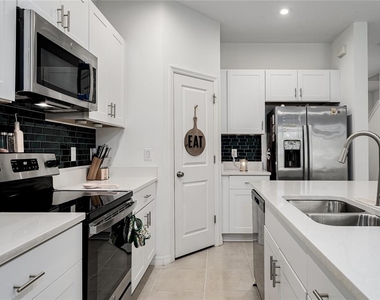 10348 Oakside Drive - Photo Thumbnail 5