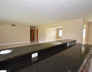 6611 Colonial Drive - Photo Thumbnail 3