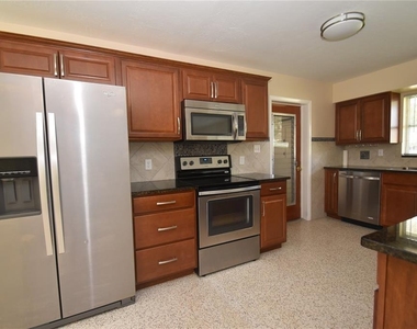6611 Colonial Drive - Photo Thumbnail 2