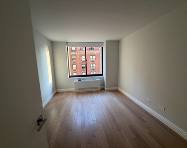 W 48TH ST (BROADWAY & 8TH AVE) - Photo Thumbnail 11