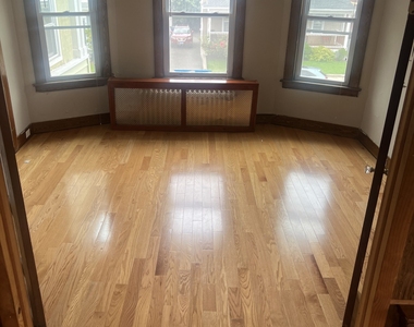 105 Wentworth Street - Photo Thumbnail 2