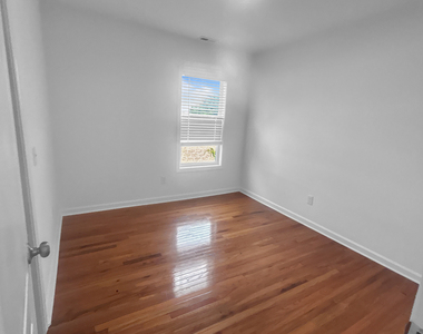 1042 Iranistan Avenue - Photo Thumbnail 11