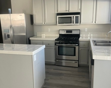 174 Rose Lake Street - Photo Thumbnail 5