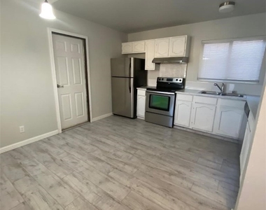 5215 Gray Lane - Photo Thumbnail 8