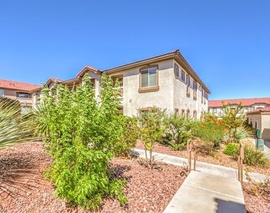 2305 W Horizon Ridge Parkway - Photo Thumbnail 3