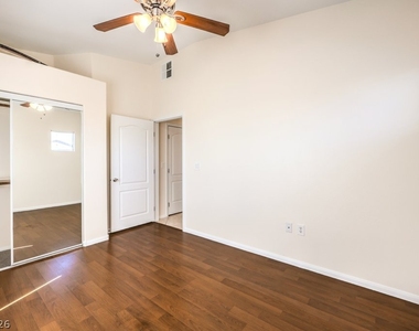 2305 W Horizon Ridge Parkway - Photo Thumbnail 27