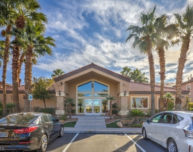 2305 W Horizon Ridge Parkway - Photo Thumbnail 35