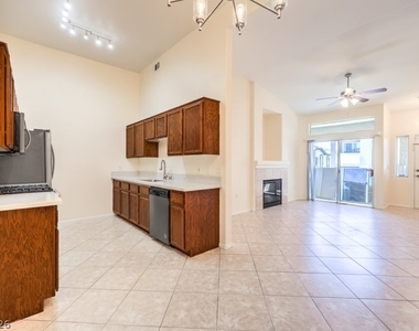 2305 W Horizon Ridge Parkway - Photo Thumbnail 11