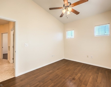 2305 W Horizon Ridge Parkway - Photo Thumbnail 28