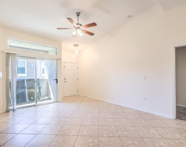 2305 W Horizon Ridge Parkway - Photo Thumbnail 8