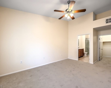 2305 W Horizon Ridge Parkway - Photo Thumbnail 16