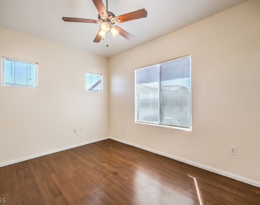2305 W Horizon Ridge Parkway - Photo Thumbnail 25