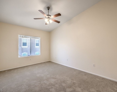 2305 W Horizon Ridge Parkway - Photo Thumbnail 15