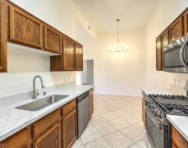 2305 W Horizon Ridge Parkway - Photo Thumbnail 14