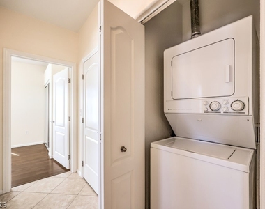2305 W Horizon Ridge Parkway - Photo Thumbnail 22