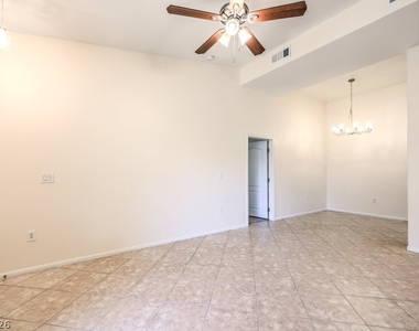 2305 W Horizon Ridge Parkway - Photo Thumbnail 9