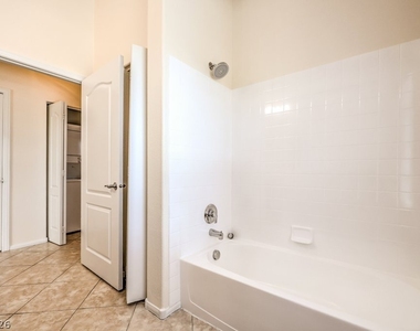 2305 W Horizon Ridge Parkway - Photo Thumbnail 24