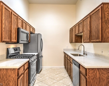 2305 W Horizon Ridge Parkway - Photo Thumbnail 12