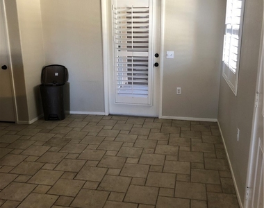 10245 S Maryland Parkway - Photo Thumbnail 3