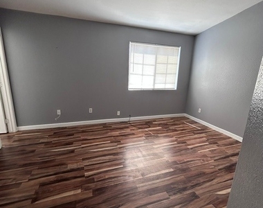 2501 Sierra Luna Avenue - Photo Thumbnail 12