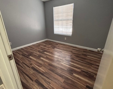 2501 Sierra Luna Avenue - Photo Thumbnail 9