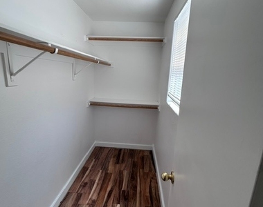 2501 Sierra Luna Avenue - Photo Thumbnail 15