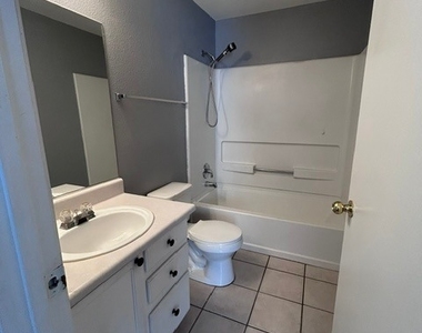 2501 Sierra Luna Avenue - Photo Thumbnail 13