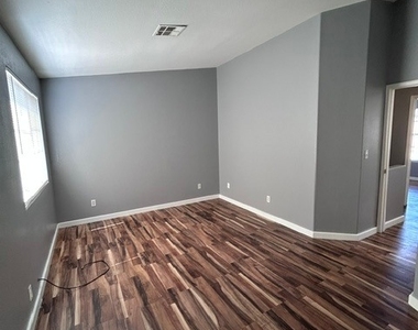 2501 Sierra Luna Avenue - Photo Thumbnail 14