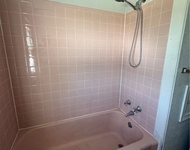 352 Wainwright Avenue - Photo Thumbnail 10