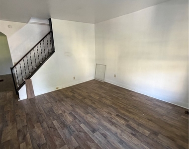 307 W 4th Street - Photo Thumbnail 2
