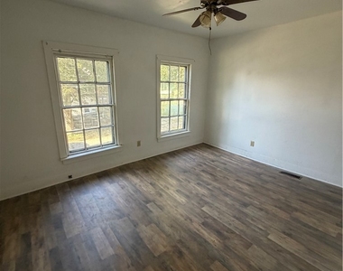 307 W 4th Street - Photo Thumbnail 3