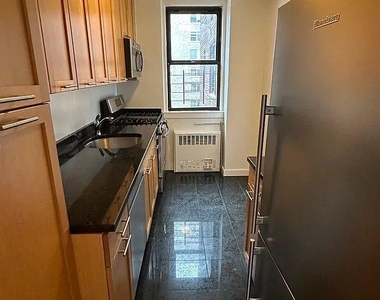 E 79th St - Photo Thumbnail 5