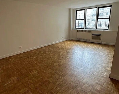 E 79th St - Photo Thumbnail 1