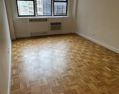 E 79th St - Photo Thumbnail 4