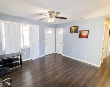 104 President Circle - Photo Thumbnail 3