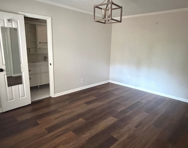 807 Piney Woods Drive - Photo Thumbnail 4