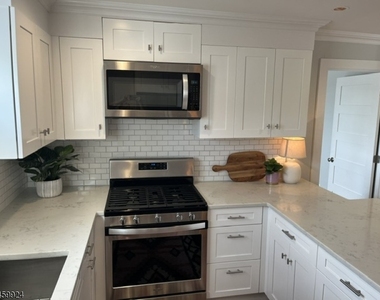 49 Park Ave Unit 3 - Photo Thumbnail 10