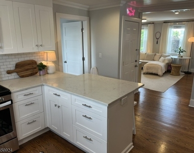 49 Park Ave Unit 3 - Photo Thumbnail 8