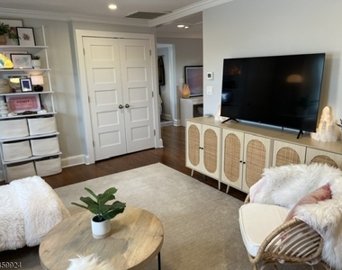 49 Park Ave Unit 3 - Photo Thumbnail 6