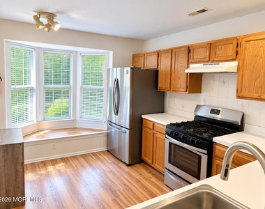 11 Lexington Court - Photo Thumbnail 2